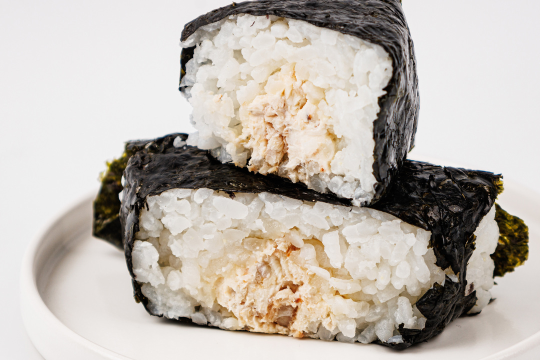 

Онигири ВкусВилл с угрем и творожным сыром 110 г