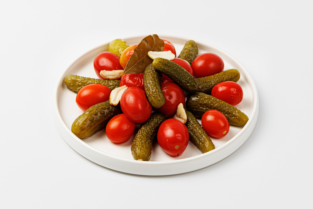 

Ассорти маринованных томатов и огурцов
