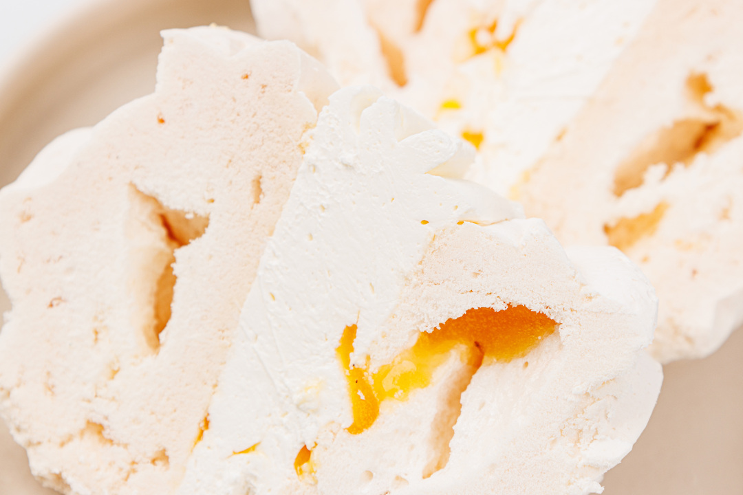 

Безе ВкусВилл с кремом шарлот и апельсиновым курдом 50 г