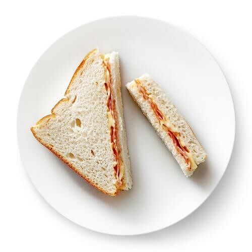 Сэндвич М-Кухня с салями ветчиной и сыром 150 г