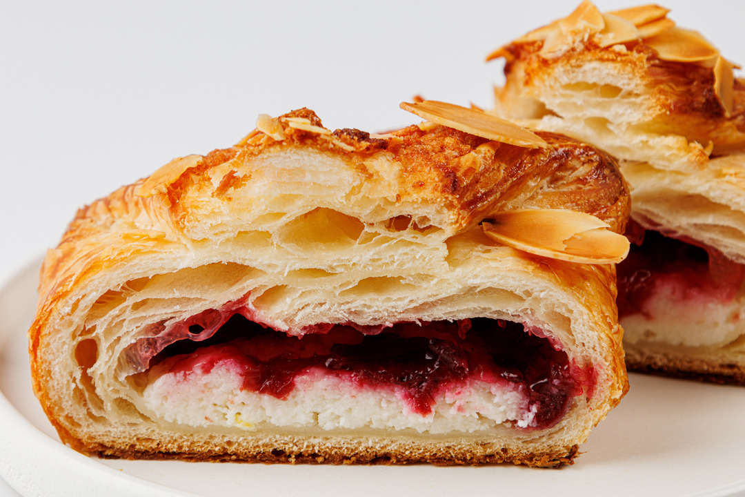 

Венгерская ватрушка ВкусВилл кафе Пекарня с творогом и вишней 80 г