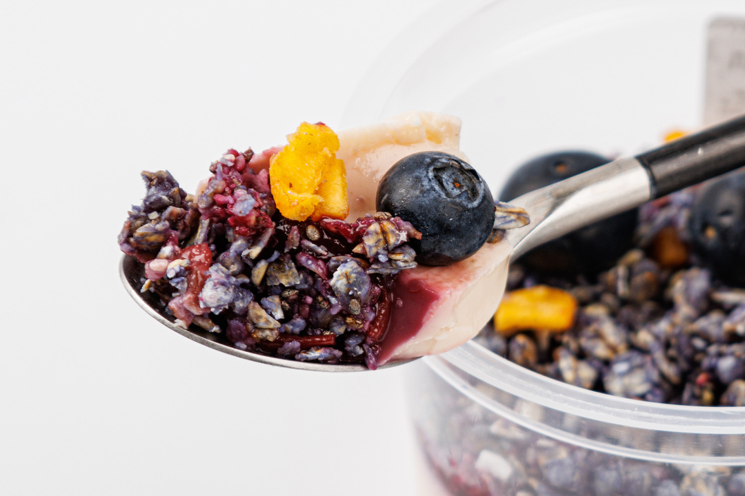 

Гранола с голубой матчей и вишневым джемом с суфле из ряженки ВкусВилл 155 г