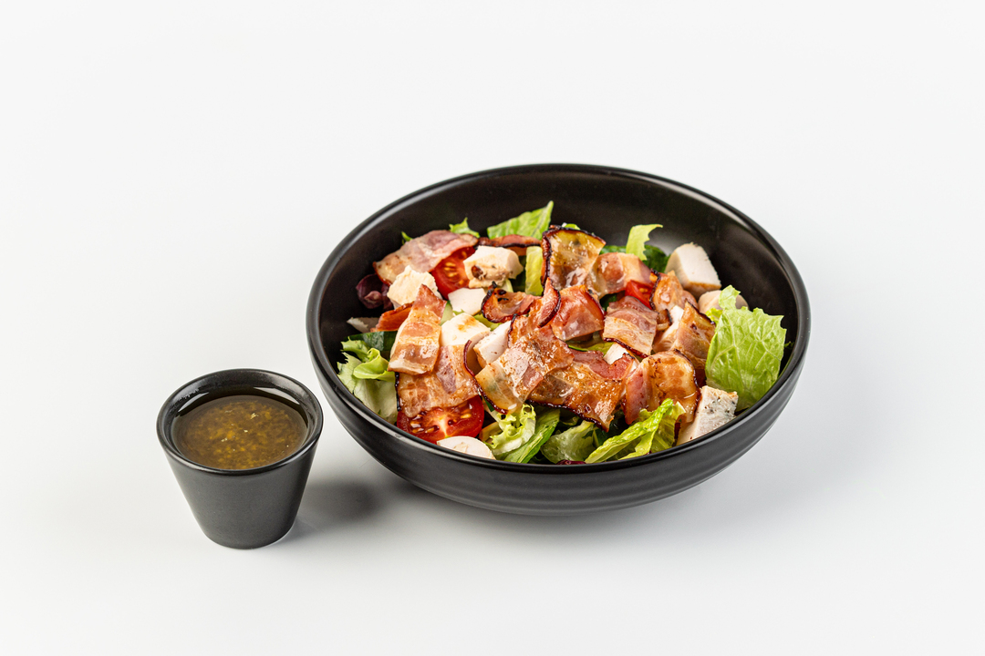 

Салат Мужской каприз ВкусВилл с куриной грудкой и жареным беконом, 197 г