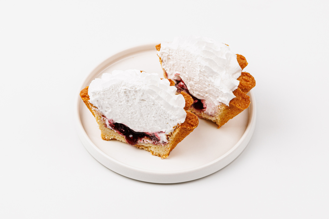 

Корзиночка ВкусВилл с белковым кремом и ягодным джемом кафе 90 г