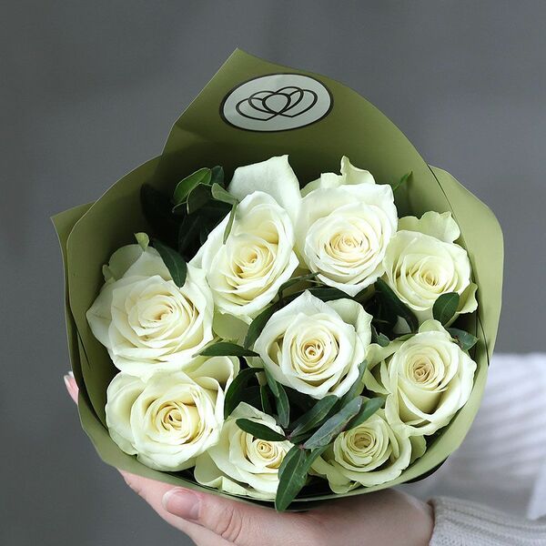 Букет из 9 белых роз 40 см (Кения) с фисташкой