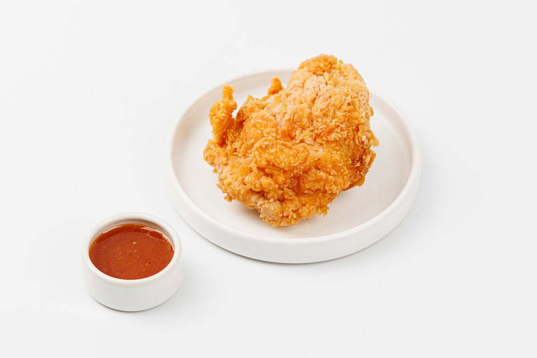 

Филе куриное в арахисовой панировке с соусом имбирно-сладкий чили 105 г