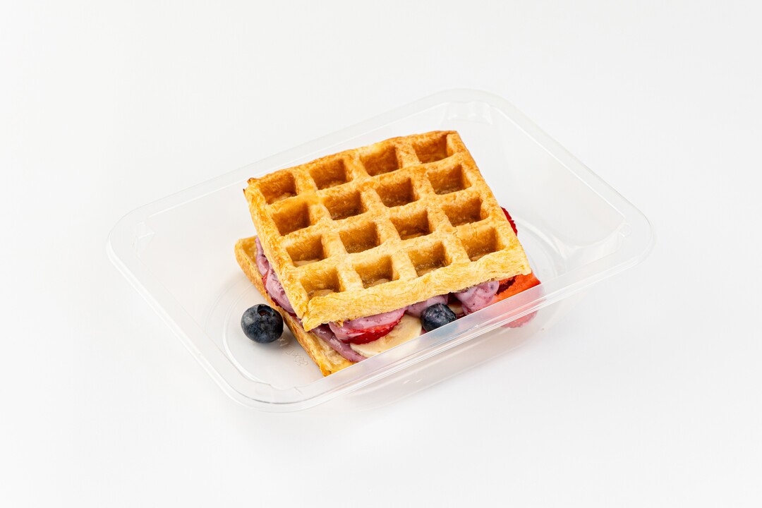 

Десертная слоеная вафля ВкусВилл с ягодным ассорти и брусничным соусом 200 г