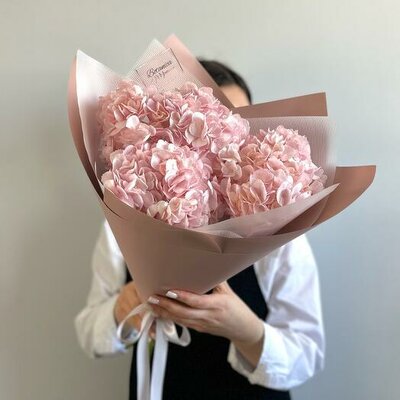 Букет из 3 розовых гортензий. Букет 1070