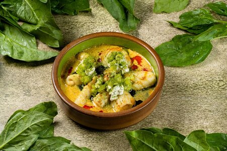 Батумские кальмары с тартаром из огурца и сыром
