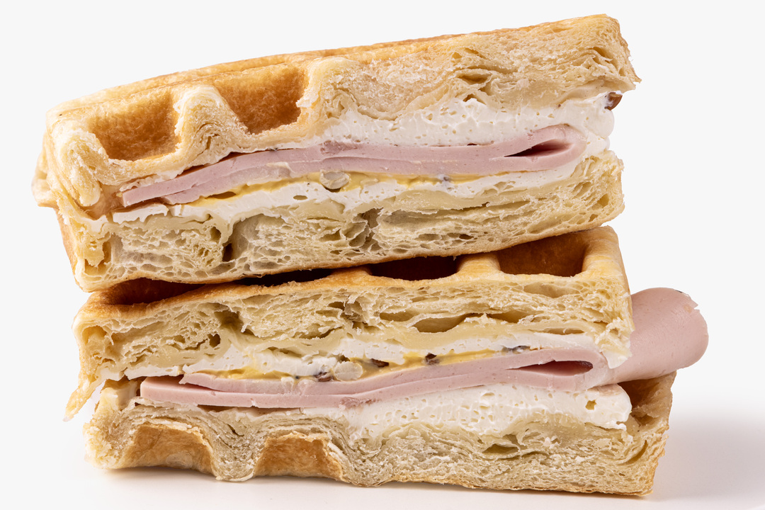 

Вафля-сэндвич с мортаделлой и медово-горчичным соусом 150 г