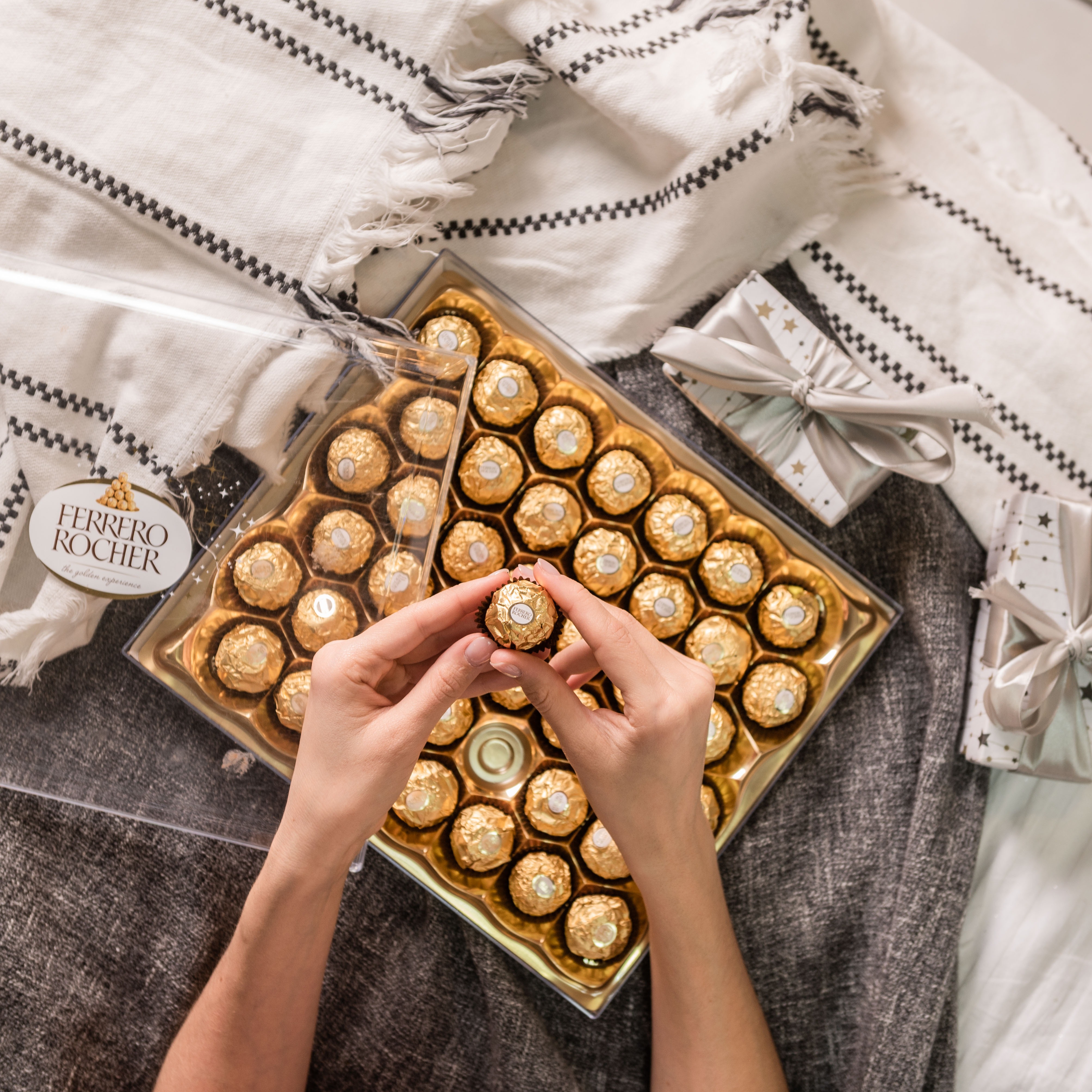 

Большой набор шоколадных конфет Ferrero Rocher с лесным орехом 525 г
