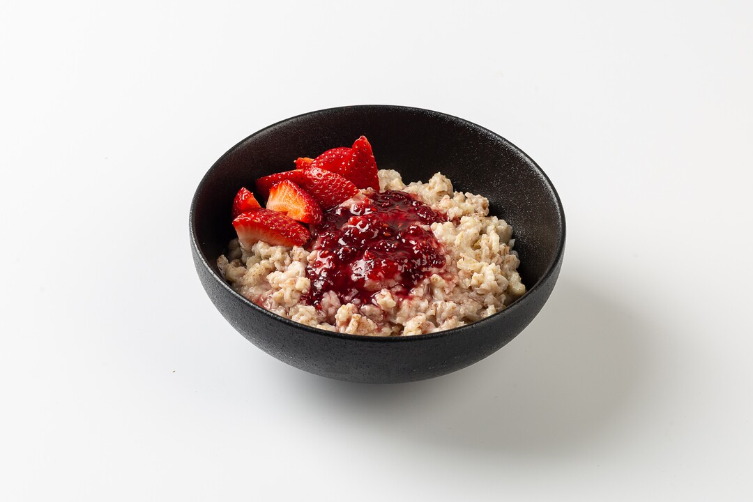 

Каша мультизлаковая ВкусВилл со свежей клубникой и малиновым вареньем 310 г