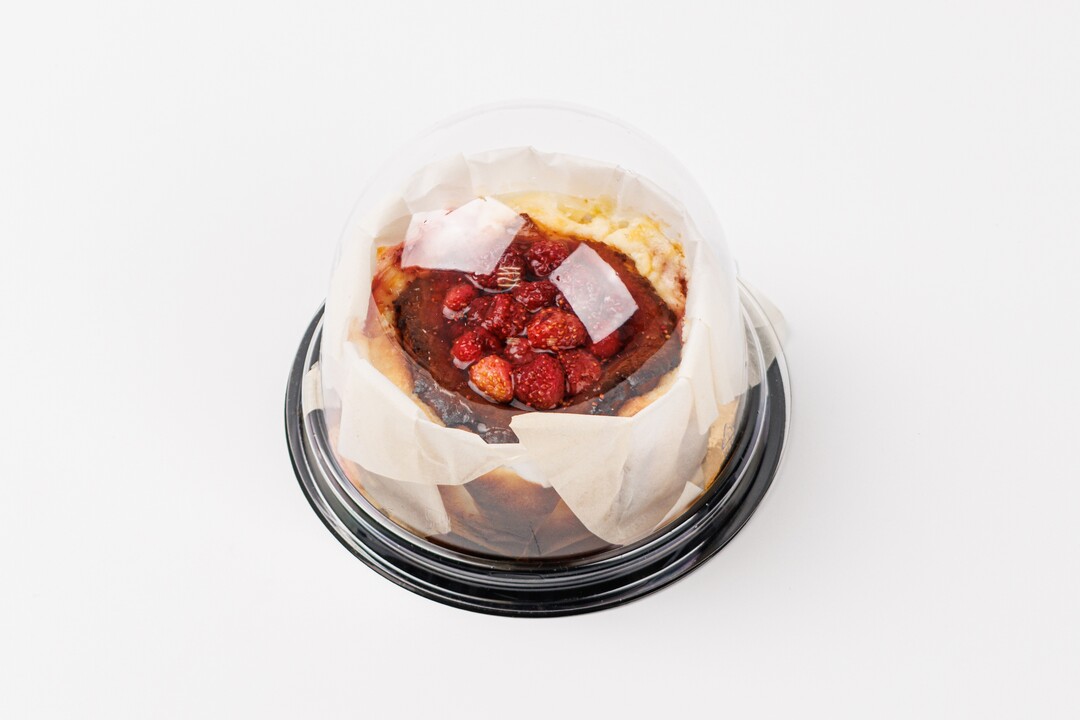 

Чизкейк Баскский ВкусВилл с земляникой кафе 100 г