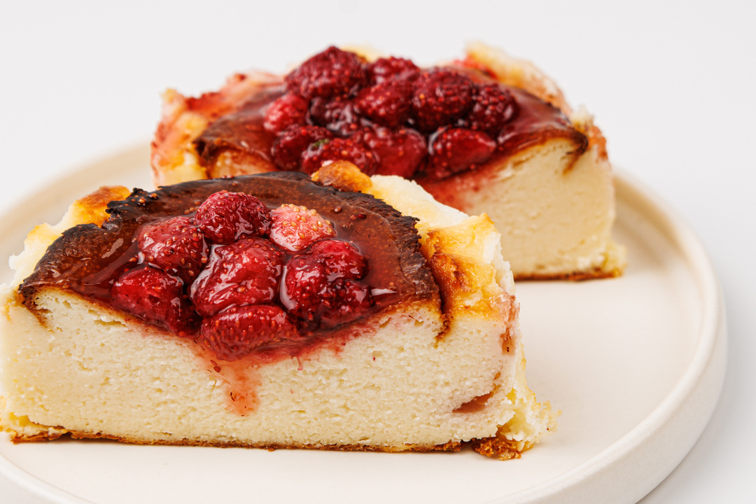 

Чизкейк Баскский ВкусВилл с земляникой кафе 100 г