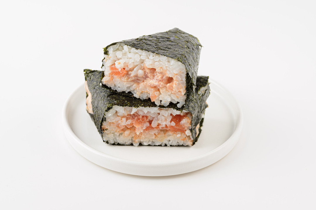 

Онигири ВкусВилл с форелью спайси 100 г