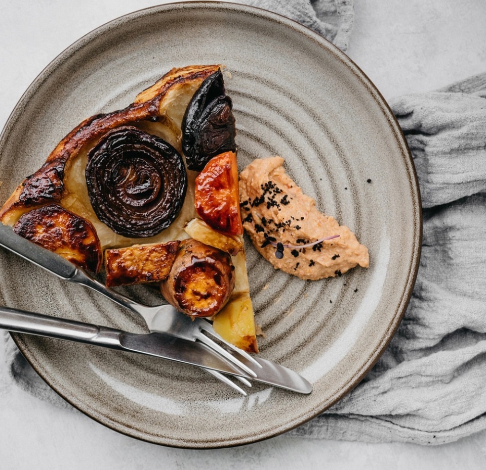 

Пирог из корнеплодов с соусом 130/40 г