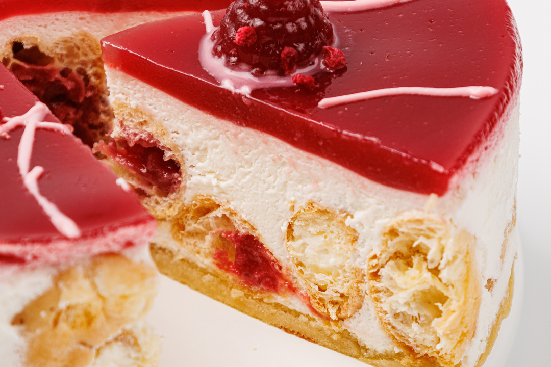 

Торт ВкусВилл Фрамбуас с профитролями и малиной 650 г