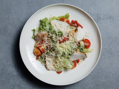 Салат Цезарь с курицей гриль