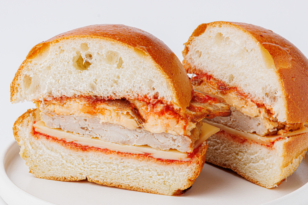 

Бургер ВкусВилл с куриной котлетой, беконом и яйцом 190 г