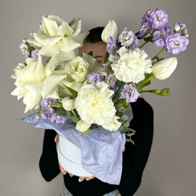 Цветы в коробке с французскими розами и маттиолой. Композиция. Цветы на якиманке