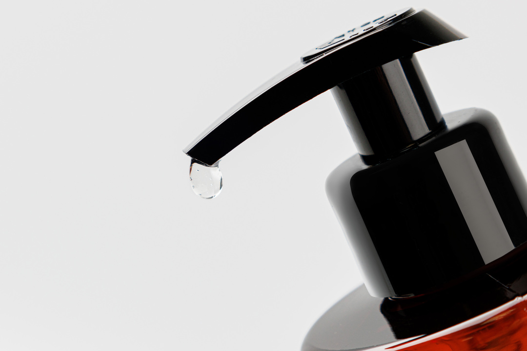 

Мыло жидкое ВкусВилл для рук смягчающее Терпкий сантал и олива 290 мл