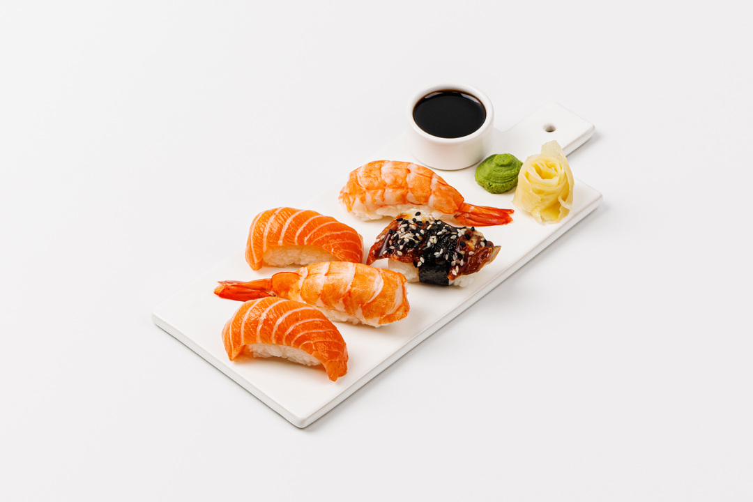 

Ассорти ВкусВилл из суши с креветками, лососем и угрём 185 г