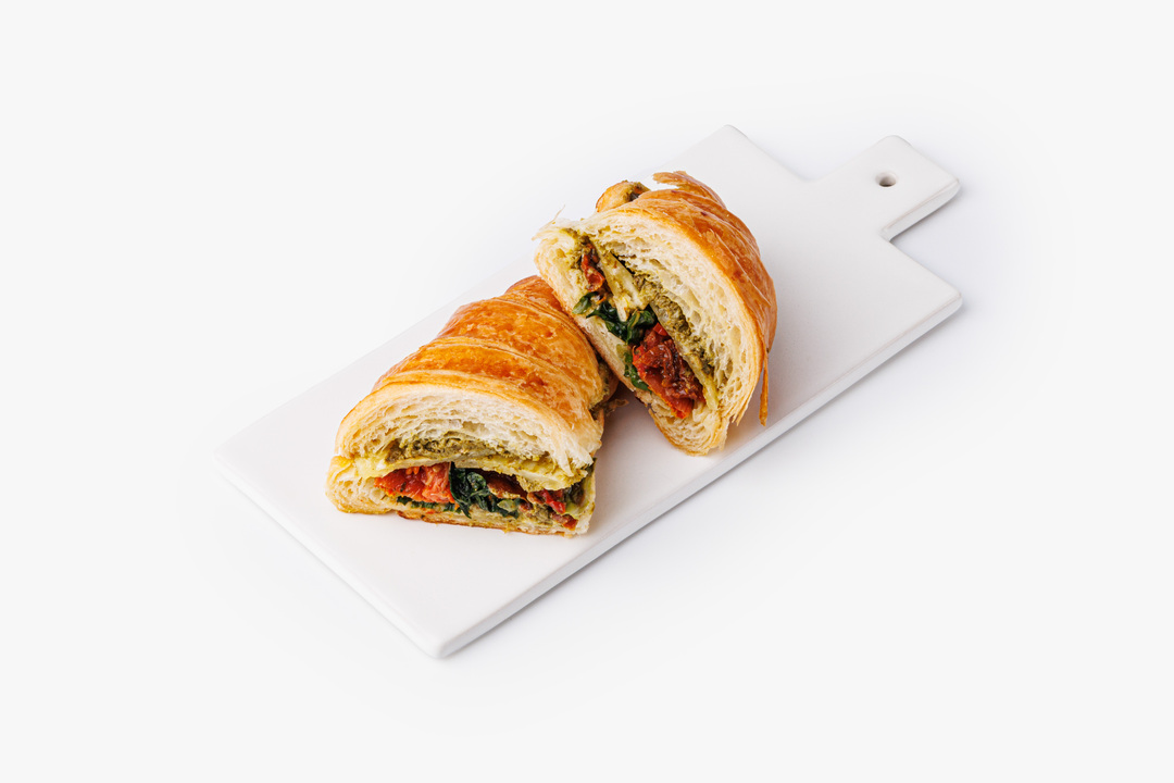 

Круассан-сэндвич ВкусВилл с вяленым томатом и жаренным Халуми 140 г