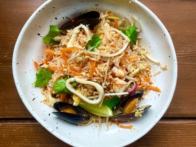 Жареный рис с морепродуктами и яйцом
