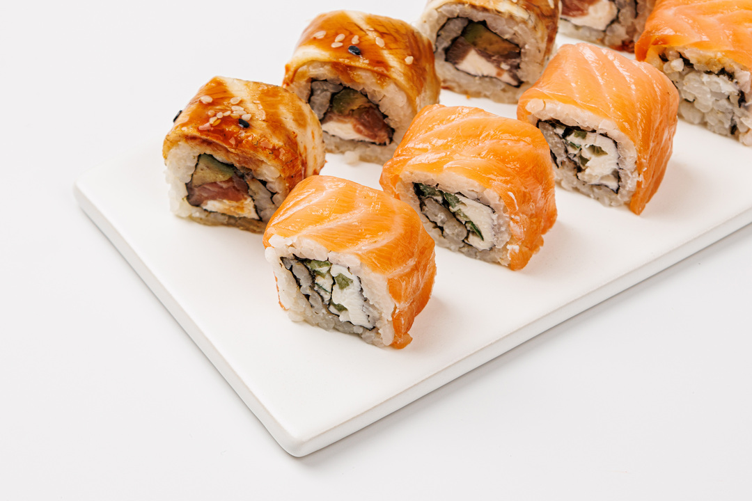 

Сет роллов Йуми Филадельфия с сёмгой и угрём 245 г