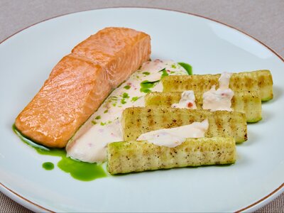Жареное филе красной рыбы с дольками цукини и икорным соусом