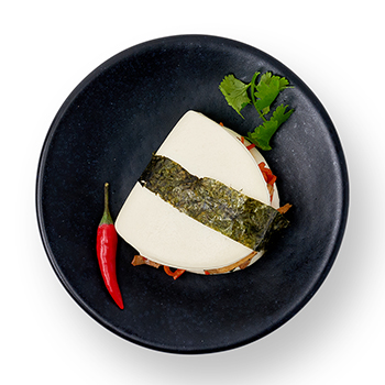 

Булочка Бао Азбука Вкуса с мясом цыплёнка и овощами Taste of с соусом Свит чили 80 г