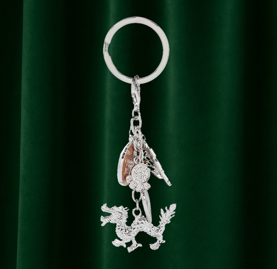 

Брелок символ года Дракон серебристый 1 шт Великобритания