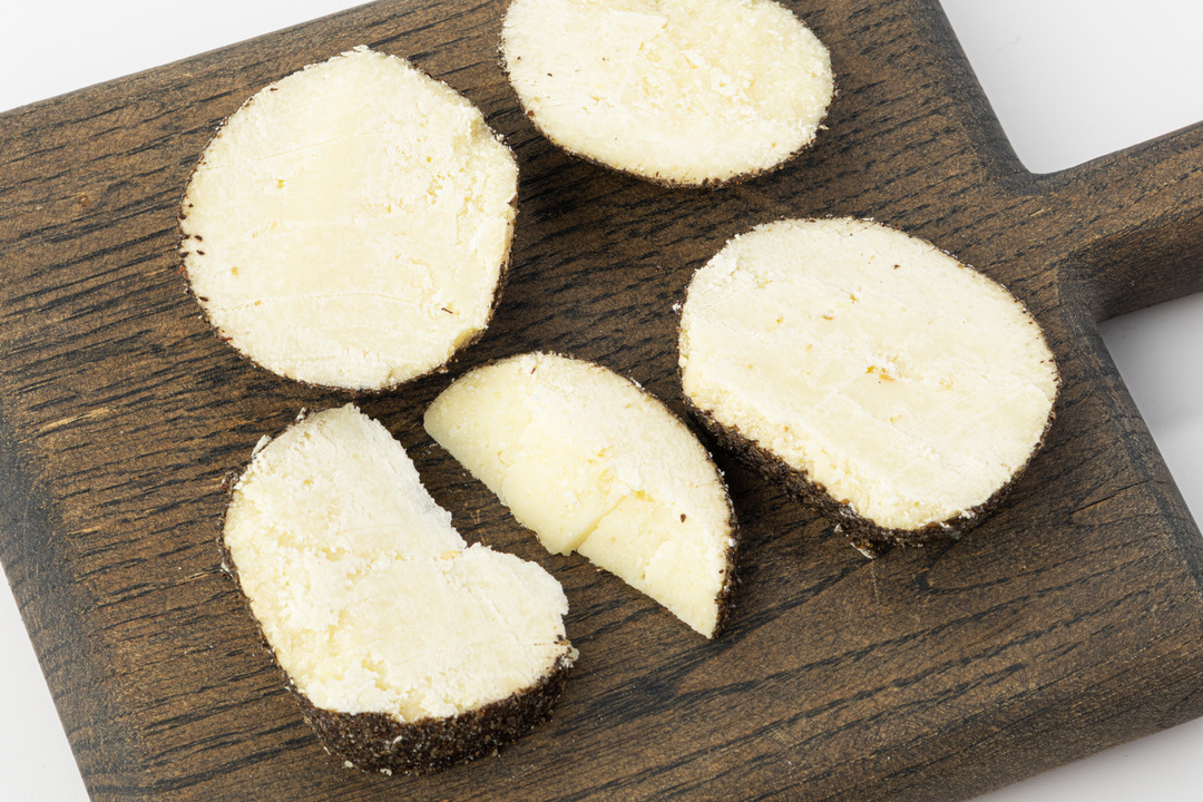 

Сыр ВкусВилл козий Белпер Кноле в черном перце 50 г