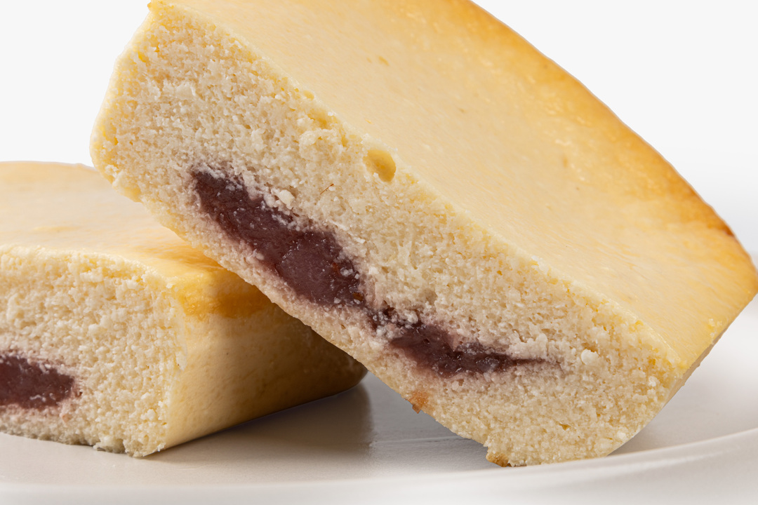 

Запеканка ВкусВилл творожная с клубникой и малиной 250 г