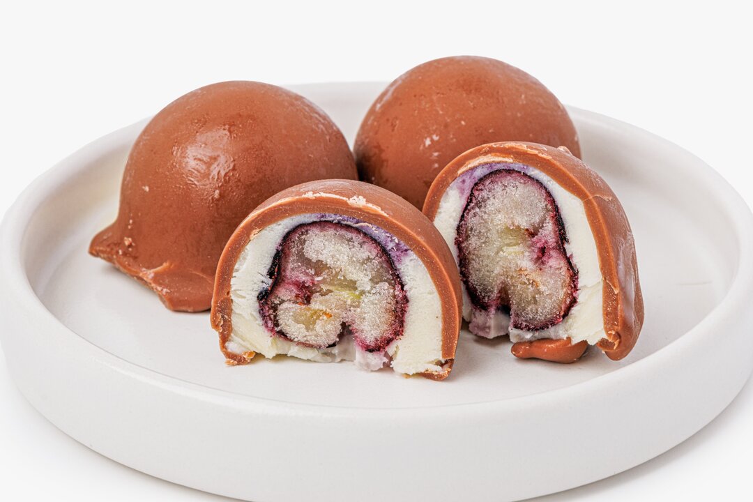 

Мороженое ВкусВилл пломбир Ванильный с голубикой в молочном шоколаде 60 г