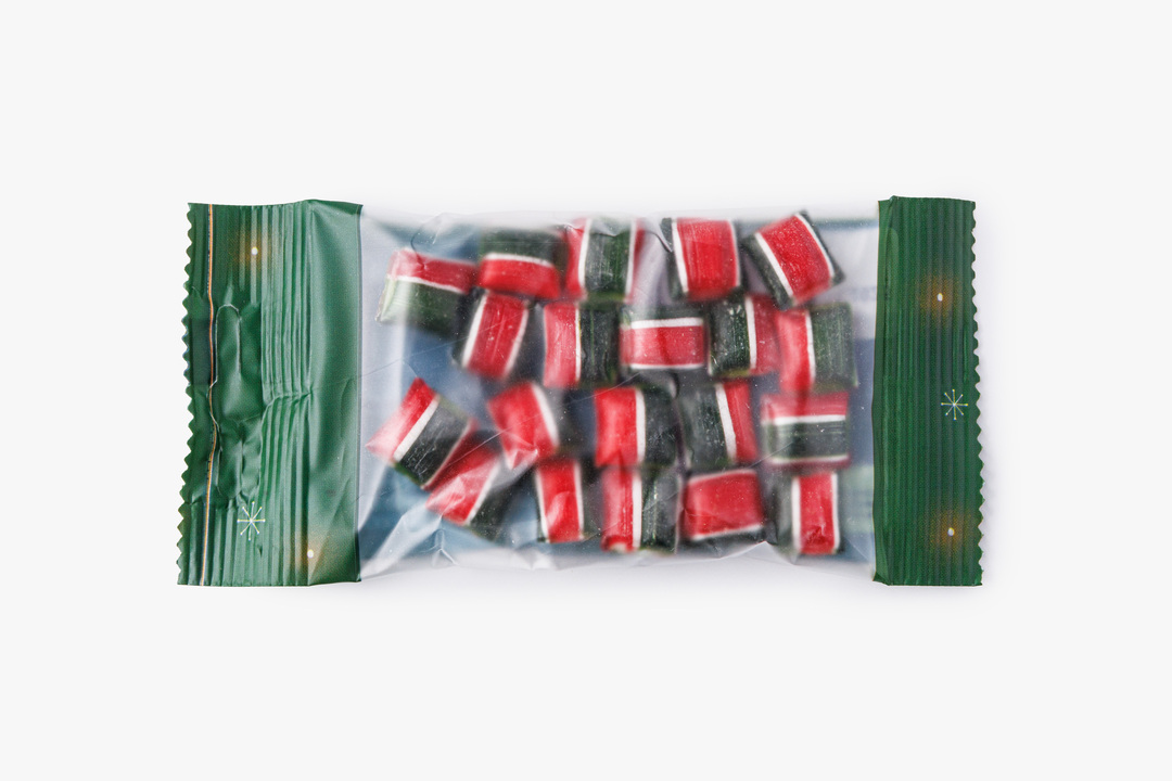 

Карамель со вкусом вишни в ёлочной игрушке ВкусВилл 30 г дизайн упаковки в ассортименте