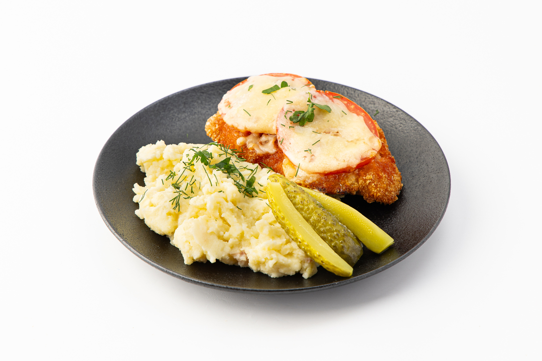 

Шницель куриный под сыром с картофельным пюре и маринованными огурцами кафе 422 г