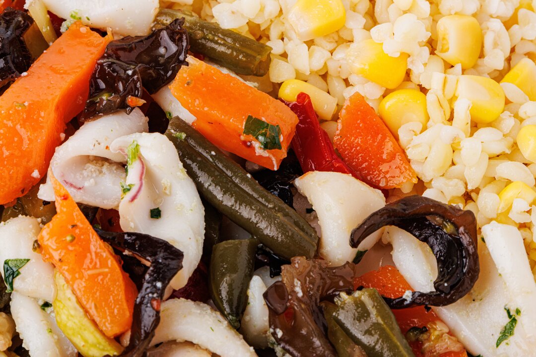 

Боул ВкусВилл с жареным кальмаром, овощами, булгуром и кукурузой 280 г