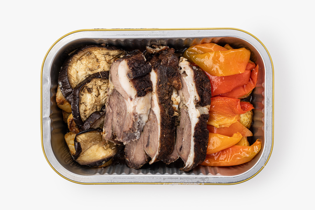 

Баранина ВкусВилл с овощами и брусничным соусом 550 г