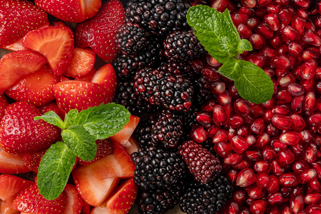 

Ягодная тарелка Фруткорт клубника ежевика гранат 400 г