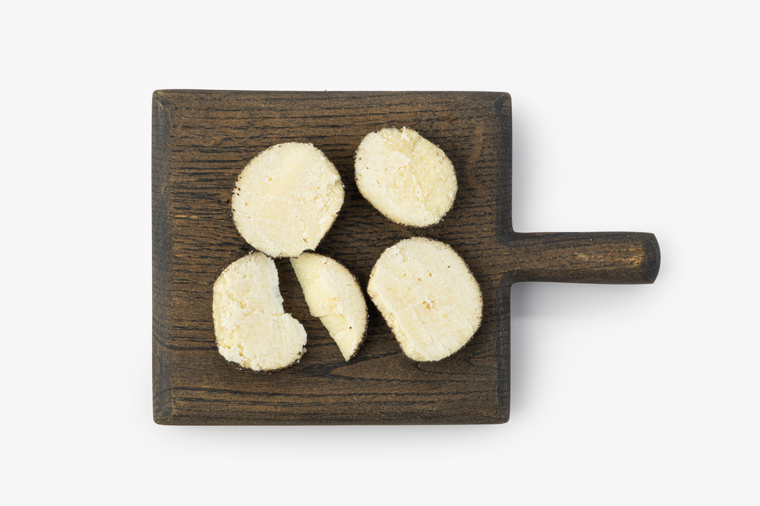 

Сыр ВкусВилл козий Белпер Кноле в черном перце 50 г