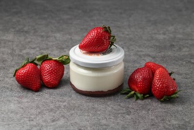 Йогурт натуральный по-гречески Клубника 4%, 200 г