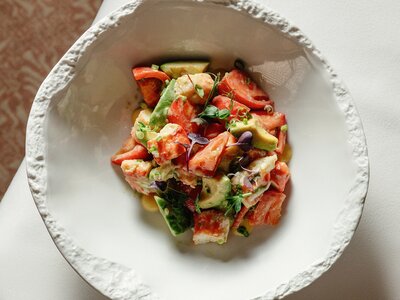 Салат Butler с крабом и авокадо
