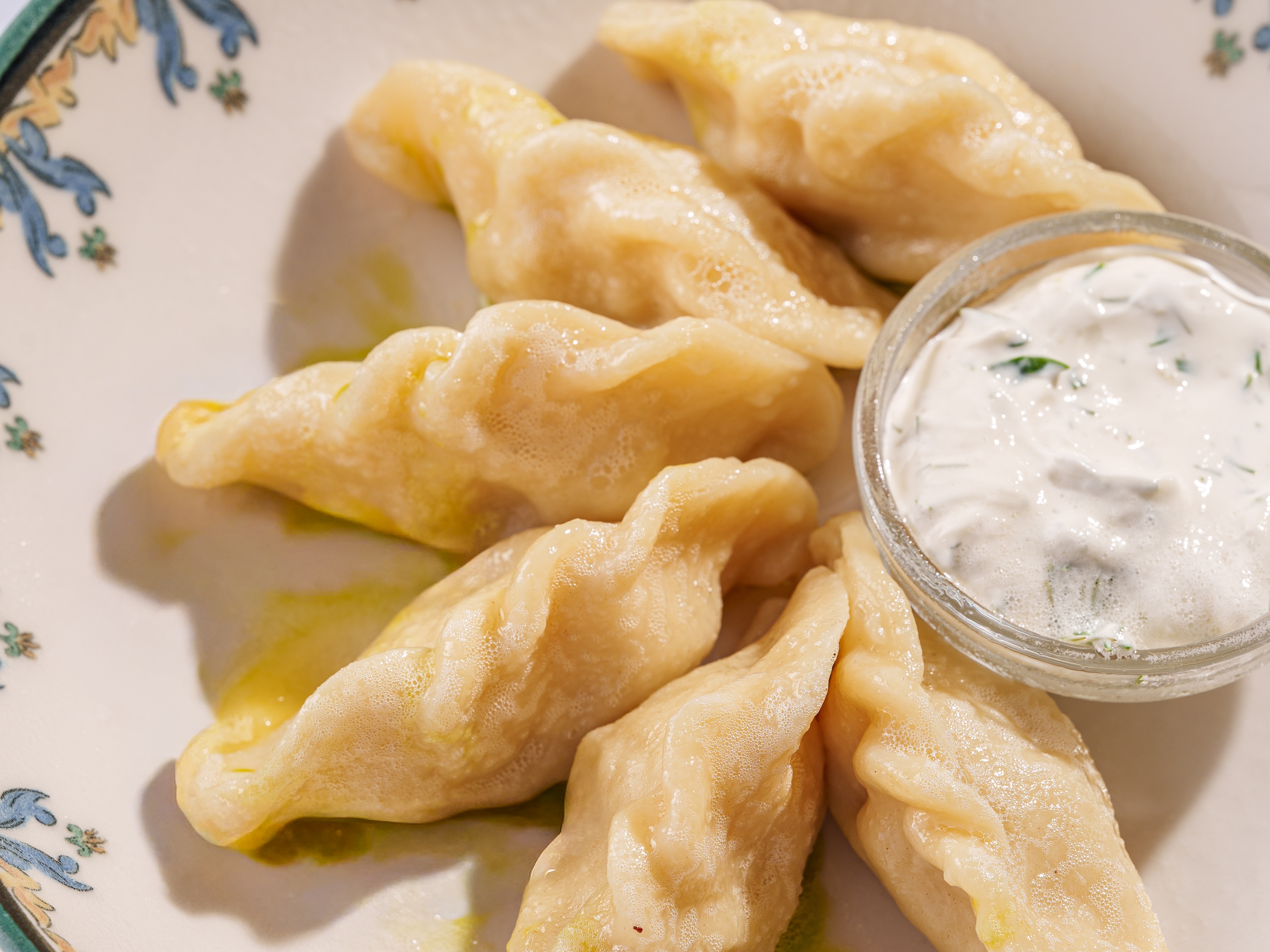 Вареники с картофелем и деревенским соусом