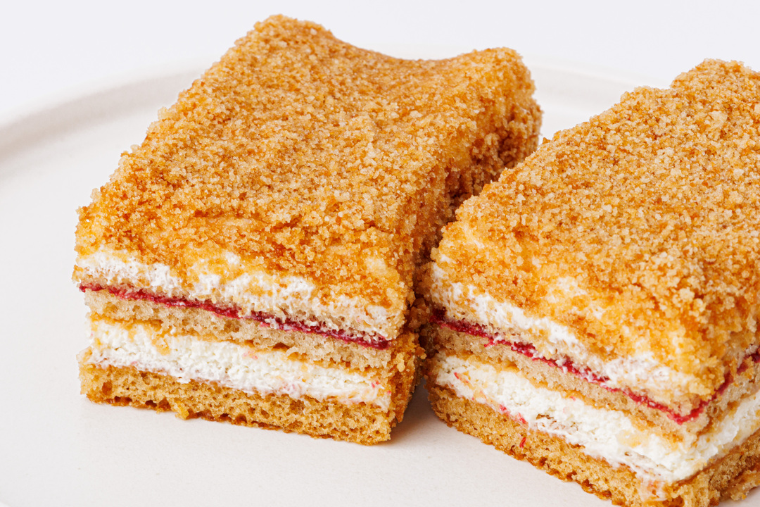 

Пирожное ВкусВилл Медово-сметанное с брусникой 100 г