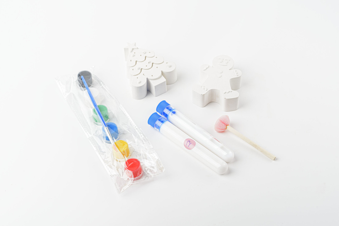 

Творческий набор из гипса ВкусВилл Пряничный человечек и ёлка