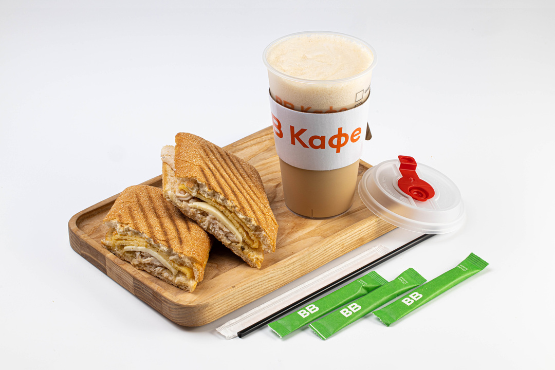 

Комбо ВкусВилл кафе: капучино 400 мл, сэндвич Нежный с курицей, омлетом и моцареллой