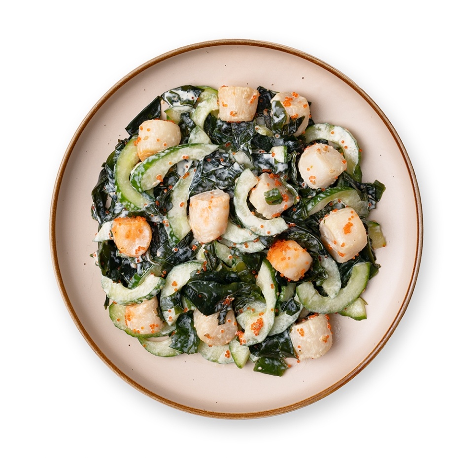 

Салат из морского гребешка с водорослями вакаме свежим огурцом и икрой Тобико от бренд-шефа АВ вес