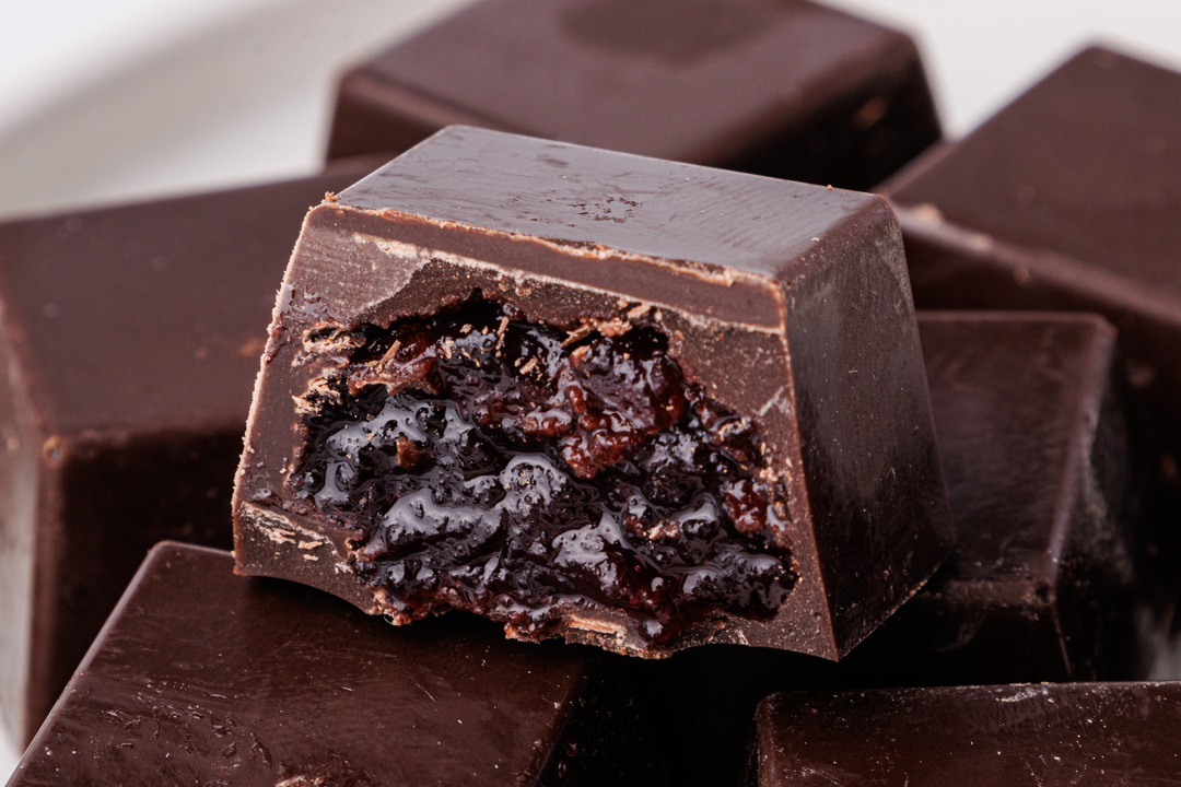 

Конфеты из темного шоколада ВкусВилл Брусника с чили перцем 110 г