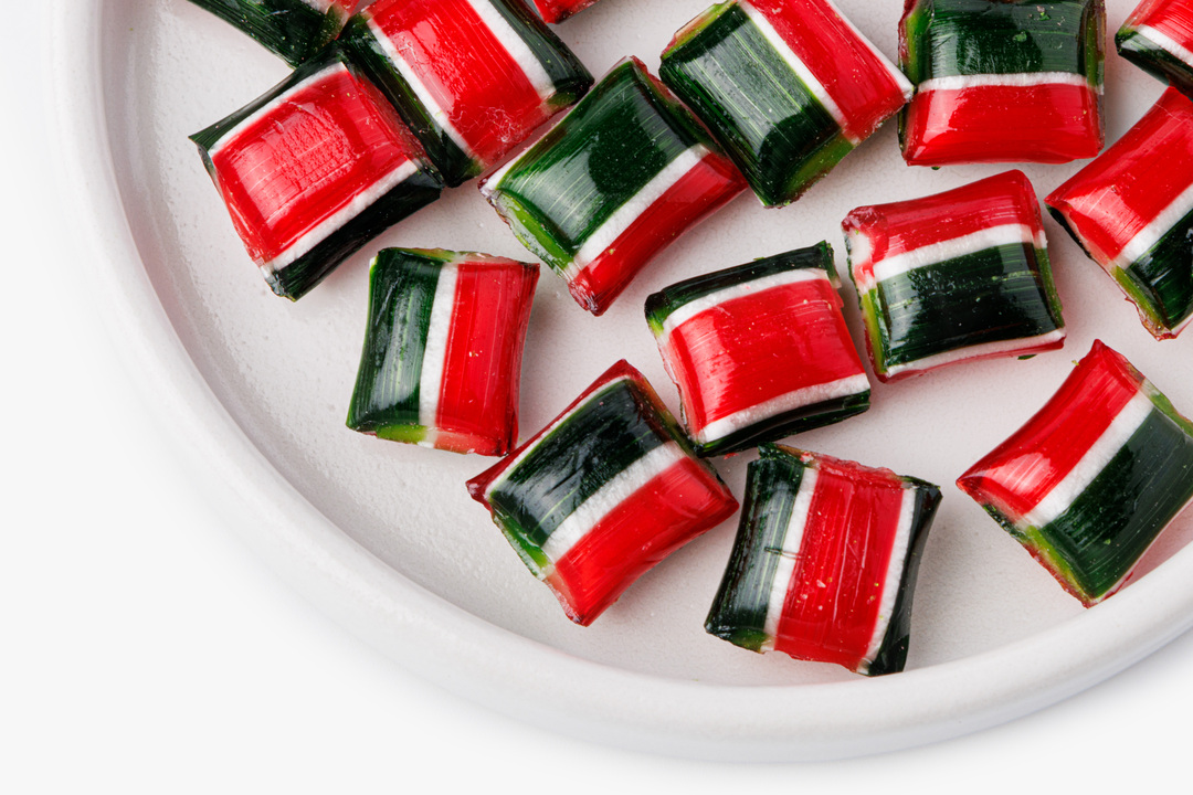 

Карамель со вкусом вишни в ёлочной игрушке ВкусВилл 30 г дизайн упаковки в ассортименте